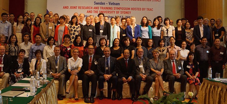 Deltagare på seminarium i Hanoi i samband med lansering av samarbetet mellan svenska och vietnamesiska universitet.