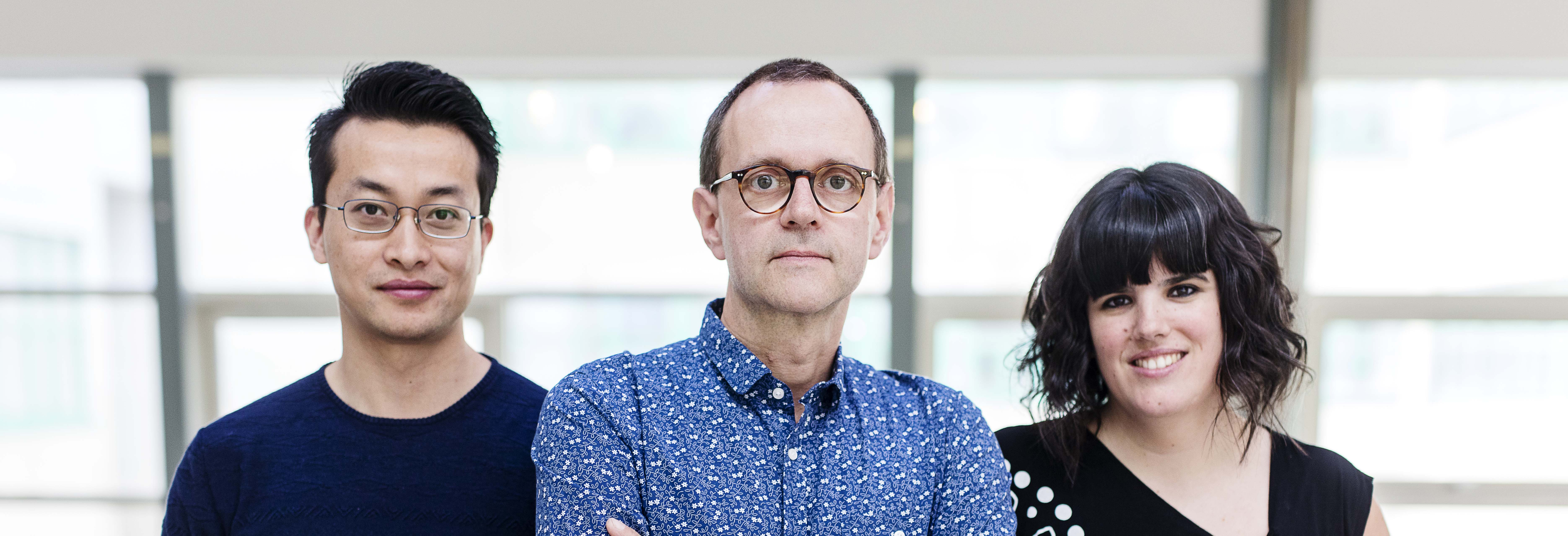 Försteförfattarna från Karolinska Institutet Rongrong Fan och Saioa Goñi. Eckardt Treuter (mitten) har lett studien. Foto: Gustav Mårtensson