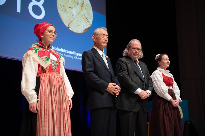Nobelpristagarna i fysiologi eller medicin 2018 James P. Allison och Tasuku Honjo tillsammans med marskalkar.
