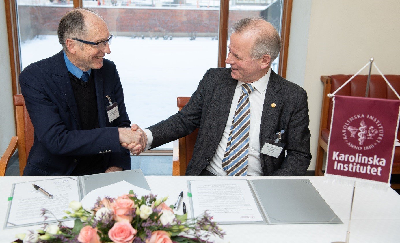 Michael Spedding, generalsekreteraren för IUPHAR och KI:s rektor Ole Petter Ottersen undertecknar samarbetsavtal. Foto: Ulf Sirborn.