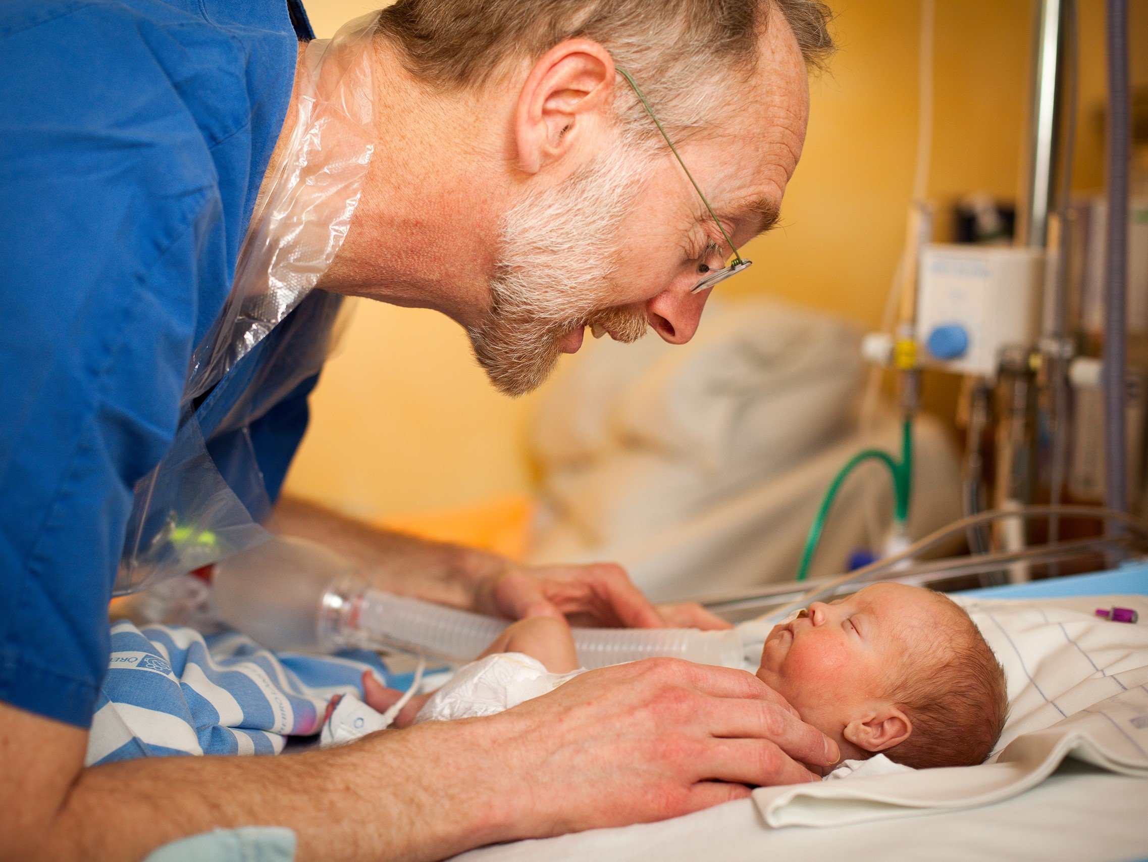 Jonas Ludvigsson med en för tidigt född bebis på sjukhuset. Foto Carl Quick. 