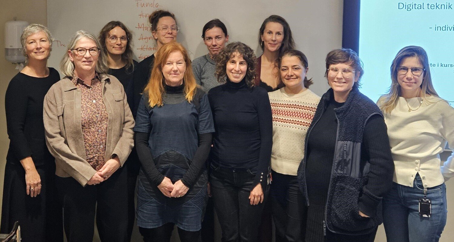 En grupp med lärare står i ett klassrum