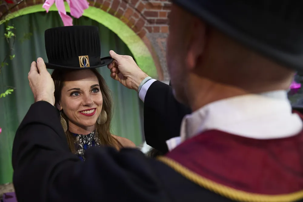 Miriam Hartmaan får sin doktorshatt av promotor Bob Harris.