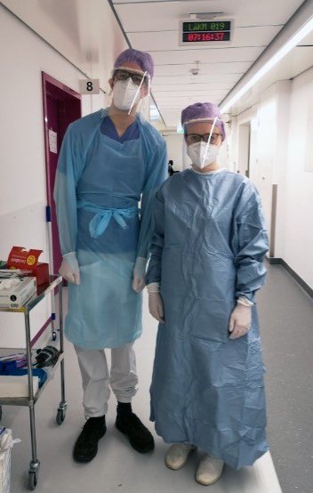 Bilden visar doktoranderna i skyddsdräkt innan de ska provta COVID-patienter.