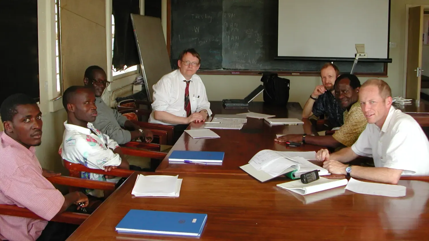 Meeting in Uganda in 2004. Hans Rosling played a key role in establishing the Sweden-Uganda collaboration.