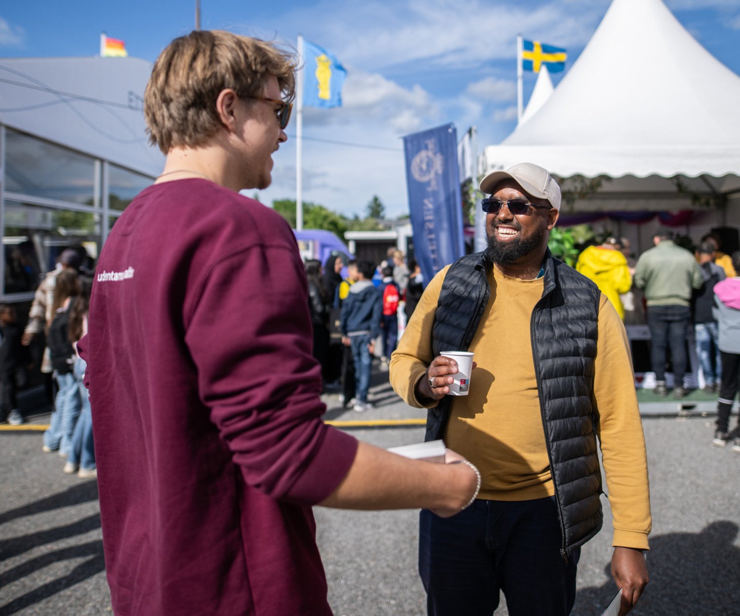 Ymir Hallgrimsson med besökare.