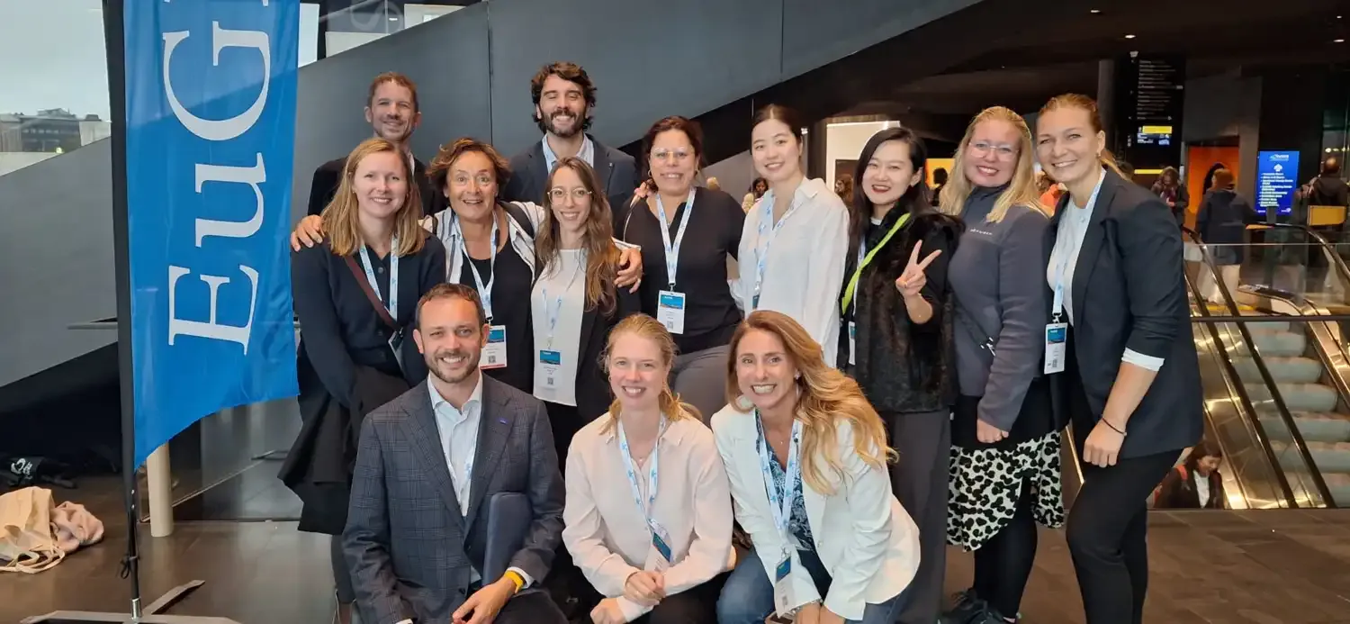 Gruppfoto på deltagarna från ARC som var med på kongressen. Här står de vid en vimpel i kongresshallen.