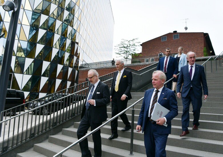 KI:s rektor tillsammans med Lettlands president och delegation går ned för trappa utanför Aula Medica.