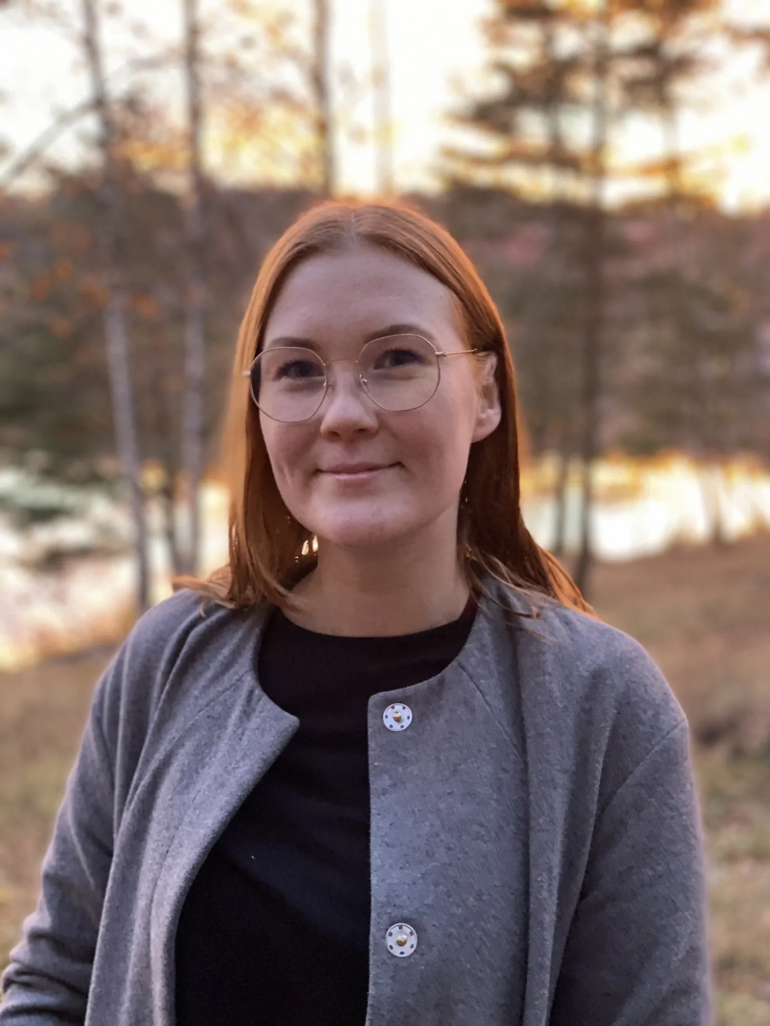 Fotografi av kvinna utomhus. || Fotografi av kvinna utomhus.