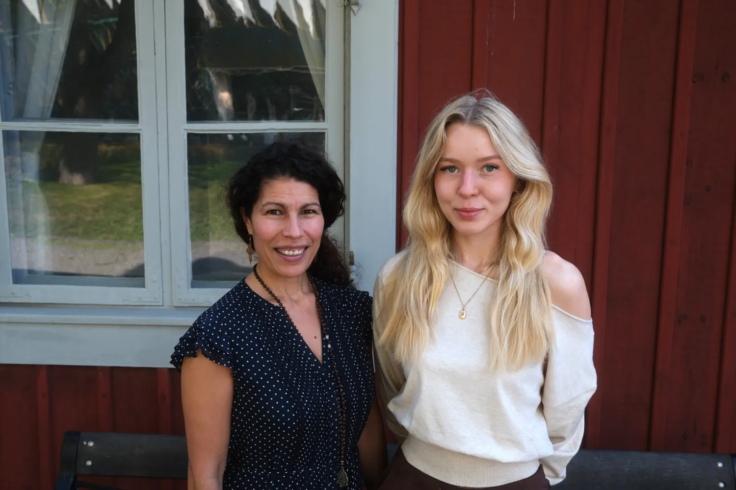 Bild på Alexandra och Ingrid på campus.
