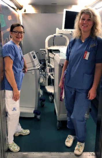 Kaisa Fritzell (akademisk sjuksköterska) och Ann-Sofie Backman (lektor, adjunkt) i hissen på väg att utföra endoskopi på en patient med hereditärt tarmcancersyndrom.