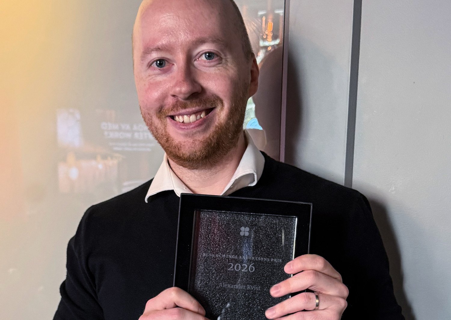 Alexander Kvist, postdoc vid avdelningen för fysioterapi, står med prisdiplomet (Elsa och Inge Anderssons pris 2026) i handen