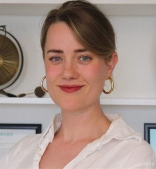 Porträtt av kvinna i vit skjorta.