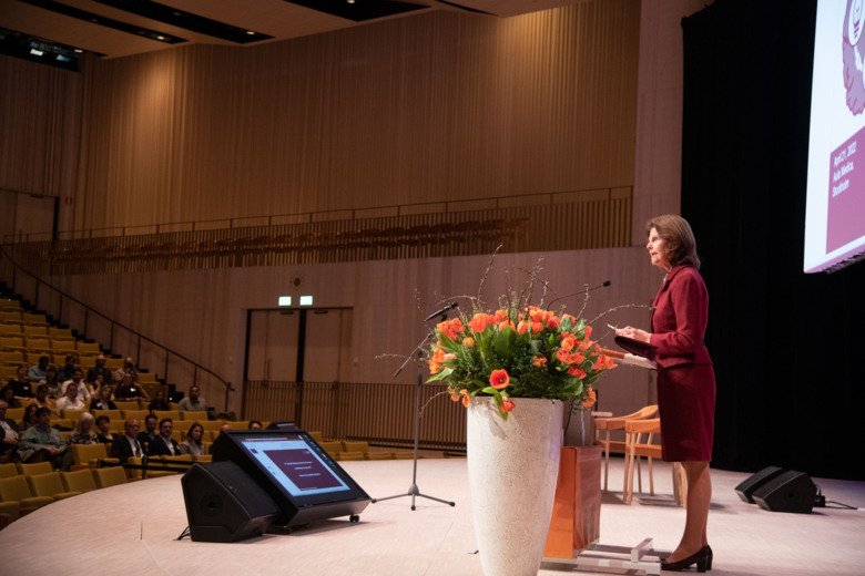 H.M. Drottning Silvia står vid talarpodiet under Alzheimerskonferensen.