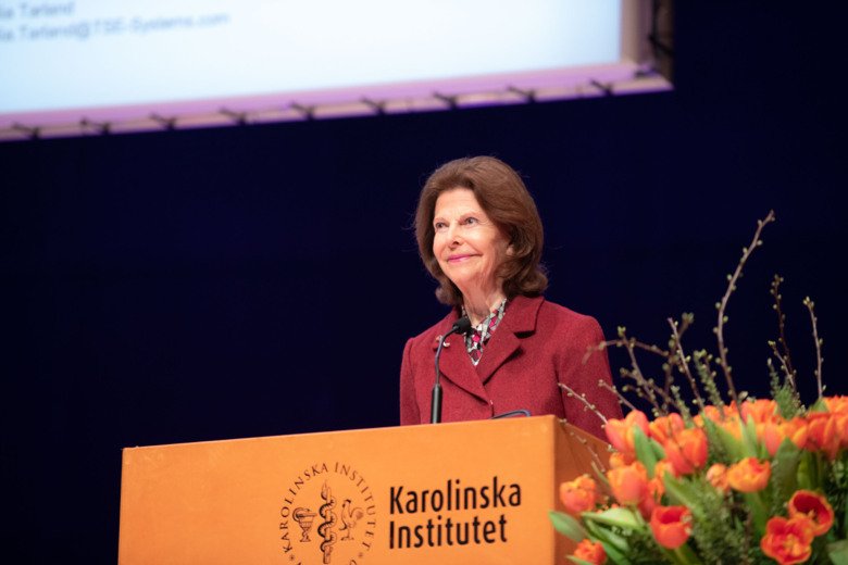 H.M. Drottning Silvia står vid talarpodiet under Alzheimerskonferensen.