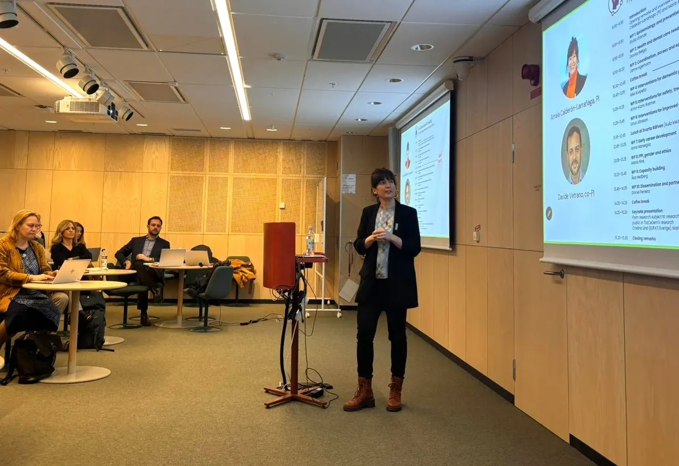 Amaia Calderón-Larrañaga PI för Tracedem, presenterar de övergripande målen och visionen för TraCeDem.