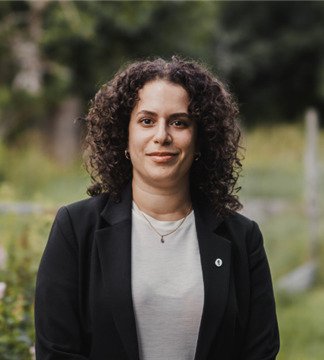 Porträtt av Anahita Amirpour, doktorand vid avdelningen för omvårdnad, NVS.