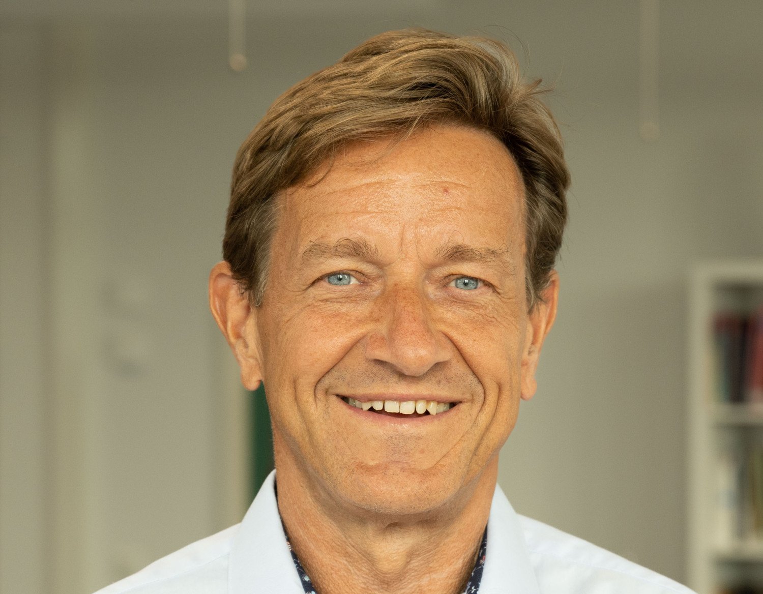 Porträtt av man i ljus skjorta.