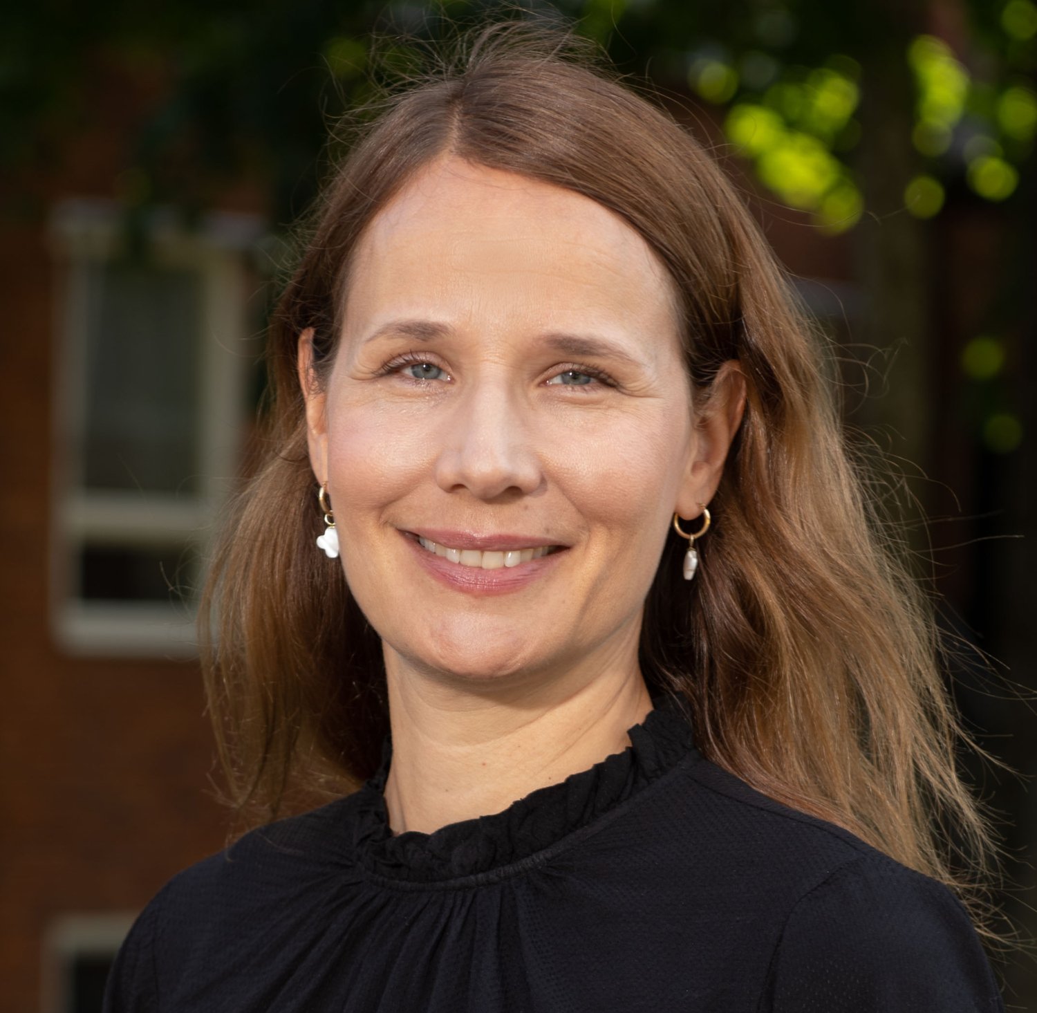 Halvfigur av Andrea Carmine Belin utomhus