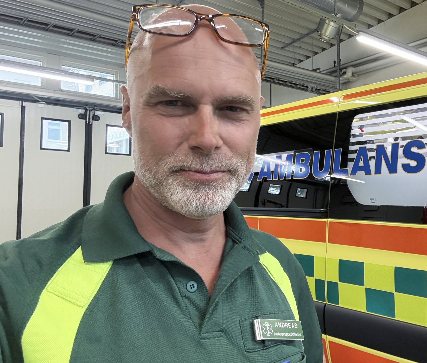Porträtt av Andreas Claesson som står framför ambulans.