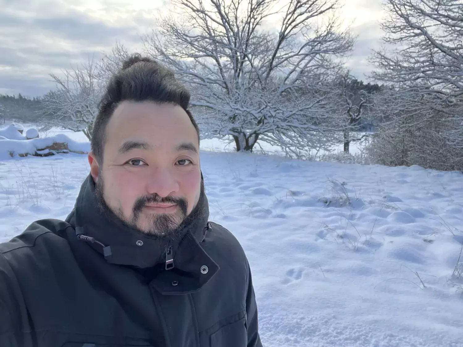Selfie tagen utomhus på vintern, ute i naturen.