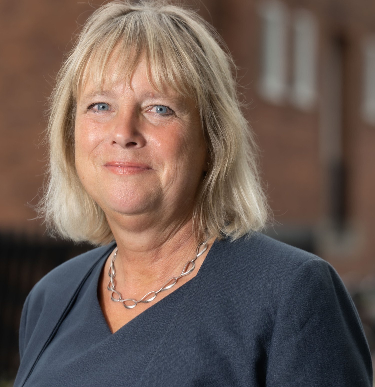 Porträtt av kvinna i blå kläder.