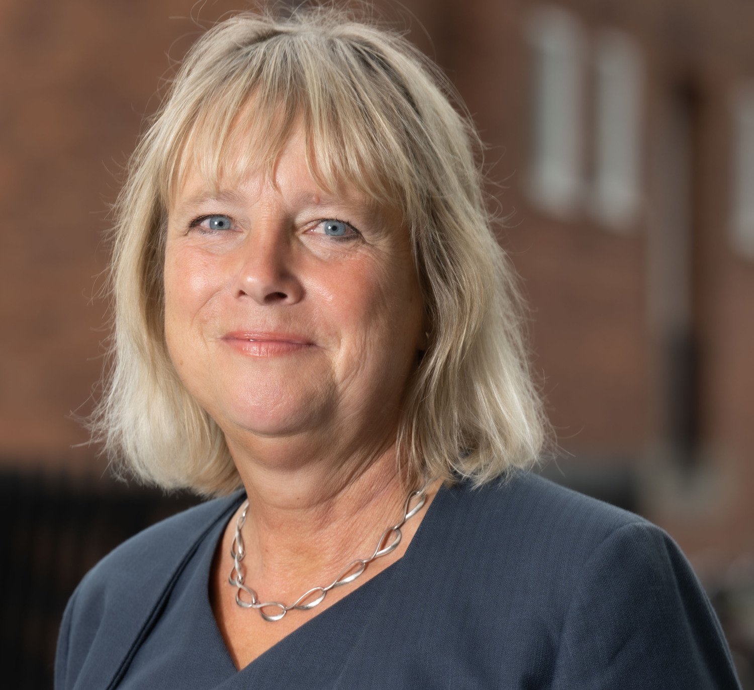 Porträtt av kvinna i blå kläder.