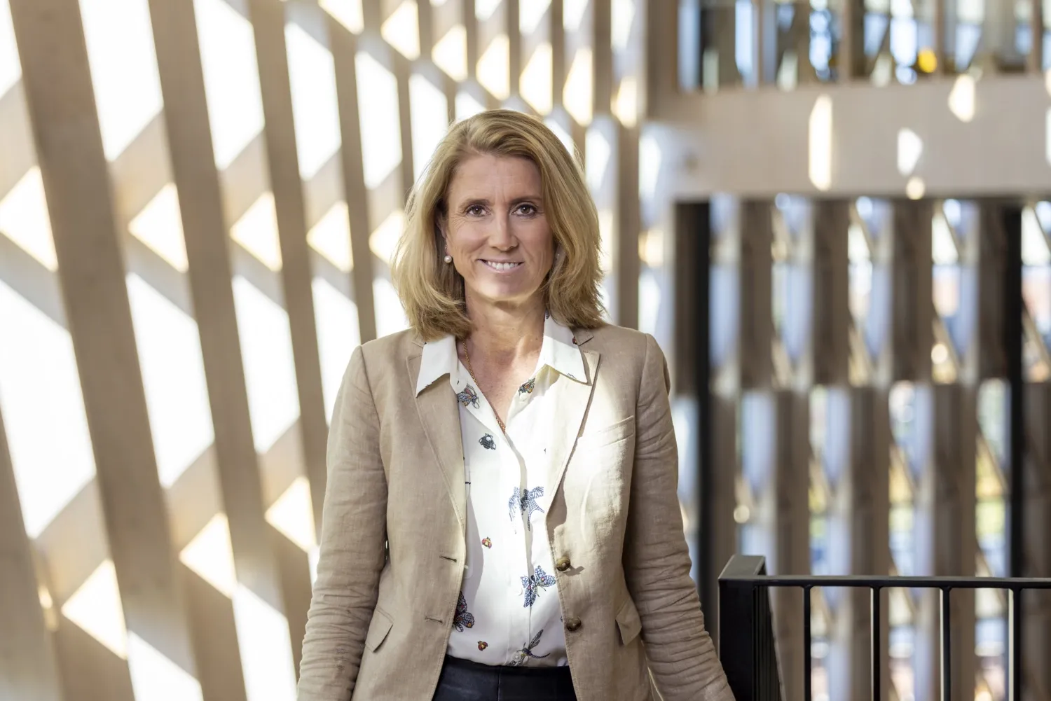 Porträtt av kvinna i blommig skjorta.