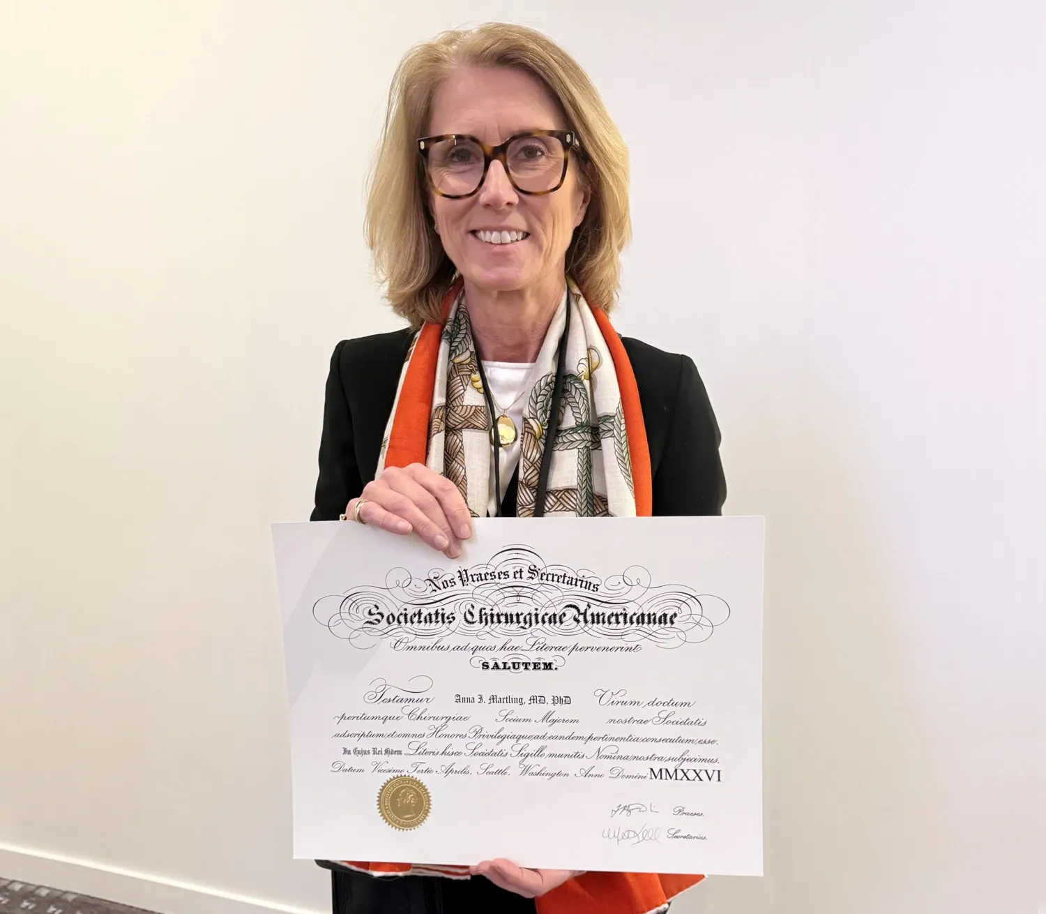 Porträtt av forskare som håller i diplom