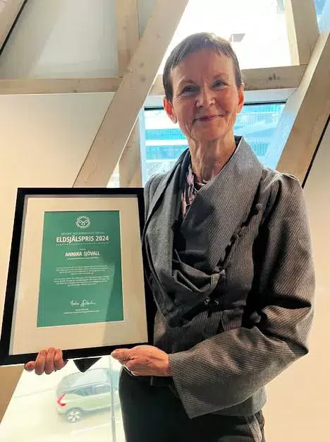 Annika Sjövall med diplomet för årets eldsjälspris