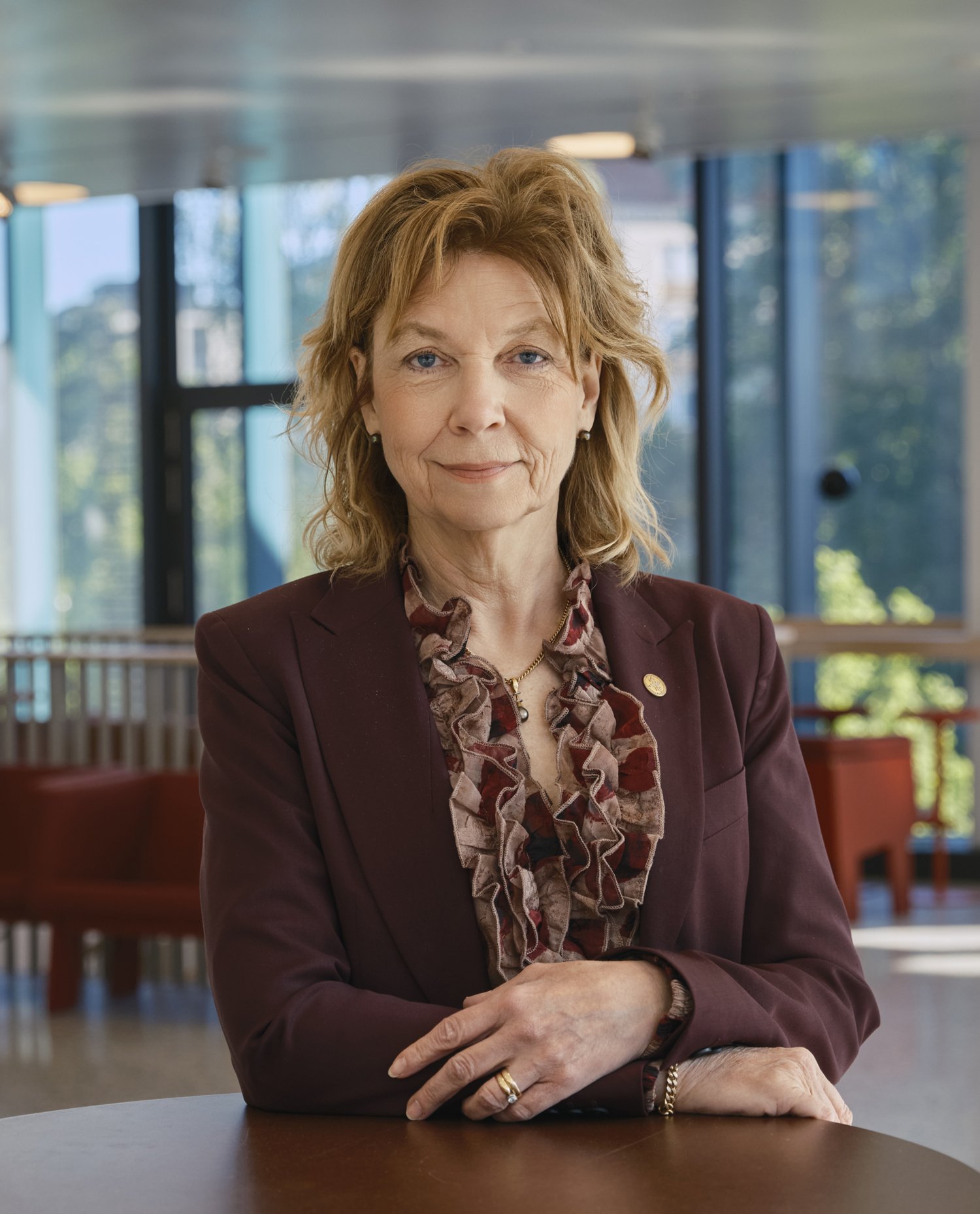KI:s rektor stående i byggnad på campus.