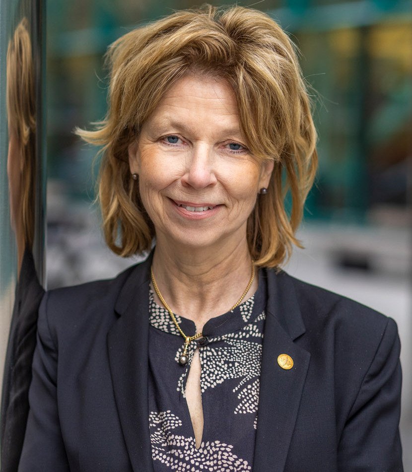 Porträtt av kvinna i svart kavaj.