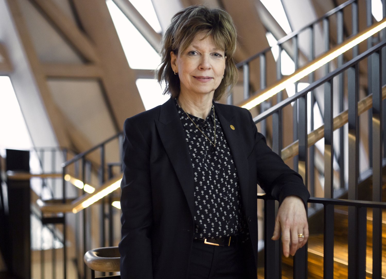 Porträtt av kvinna framför trappa.