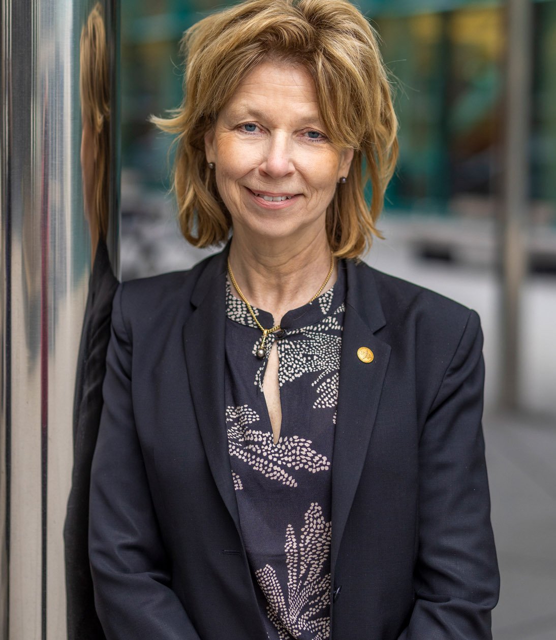 Porträtt av kvinna i svart kavaj.