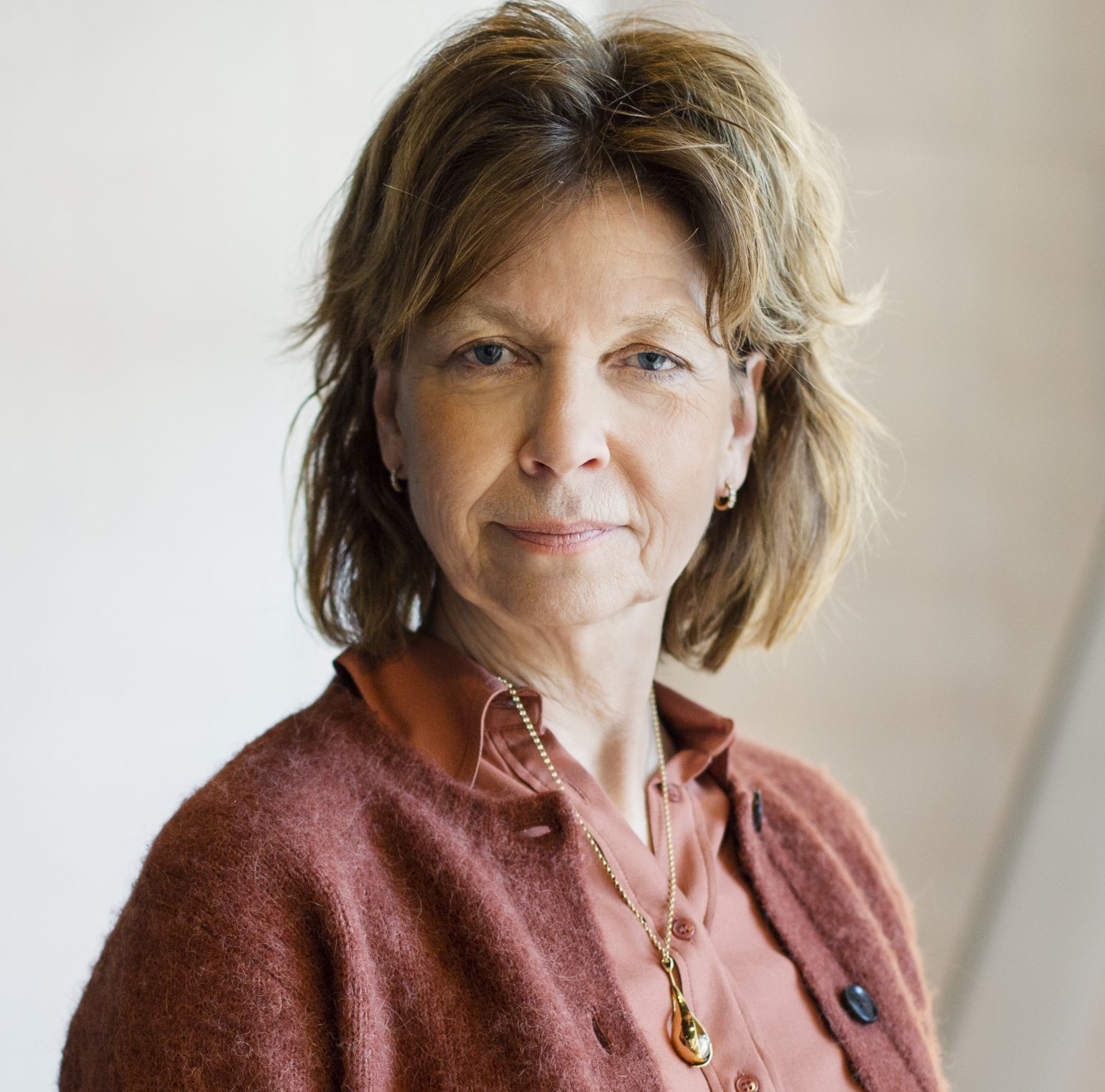 Porträtt av kvinna i röd kofta.