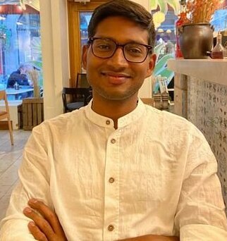 Fotografi av man i vit skjorta. || Foto på man med vit skjorta.