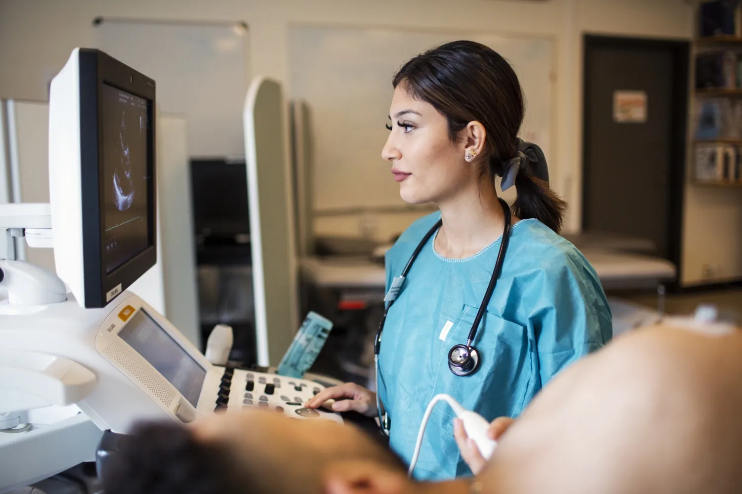Student på biomedicinska analytikerprogrammet på KI arbetar vid en dator.