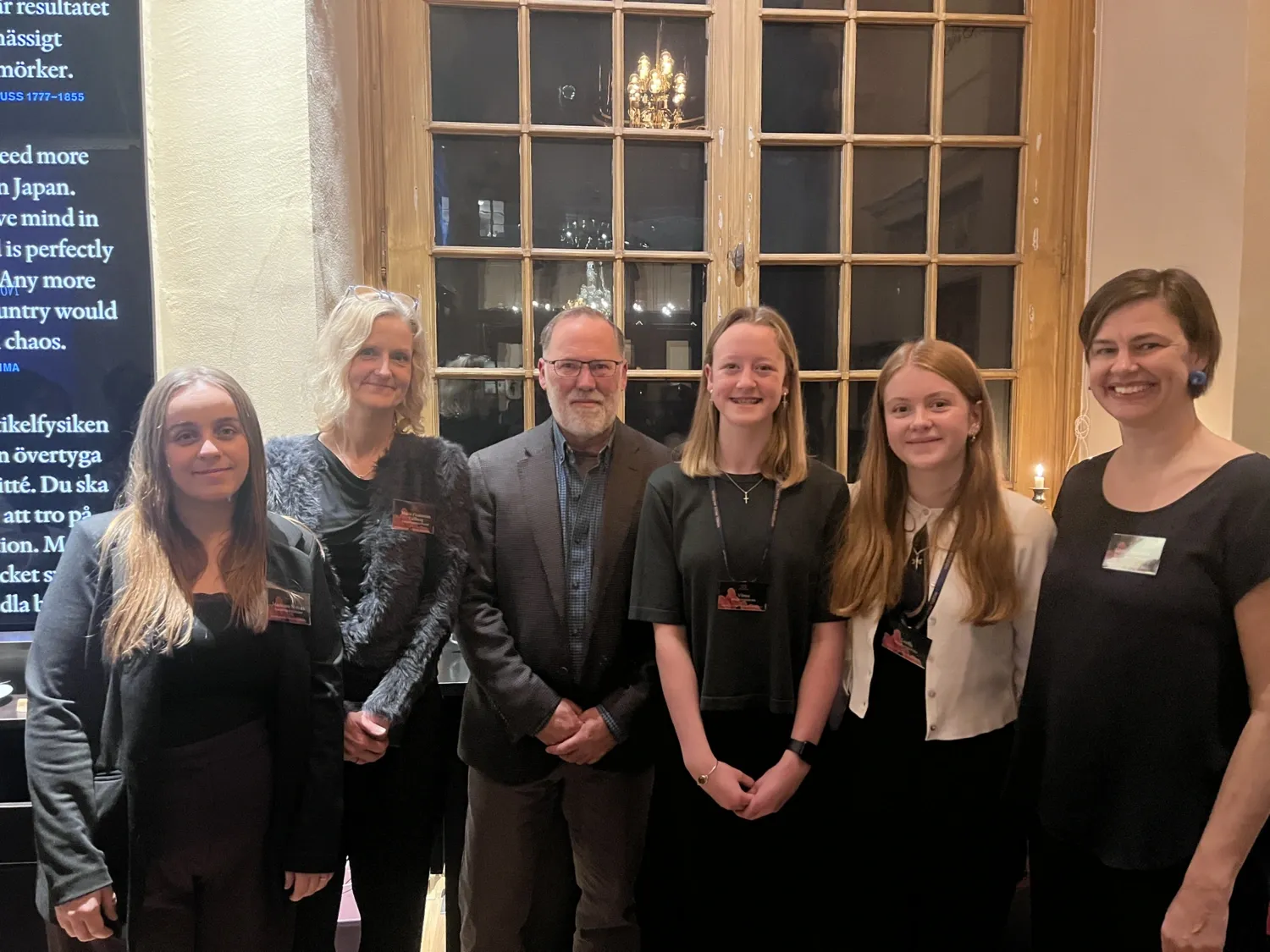 Gruppbild på sex personer som är uppradade och ler mot kameran.