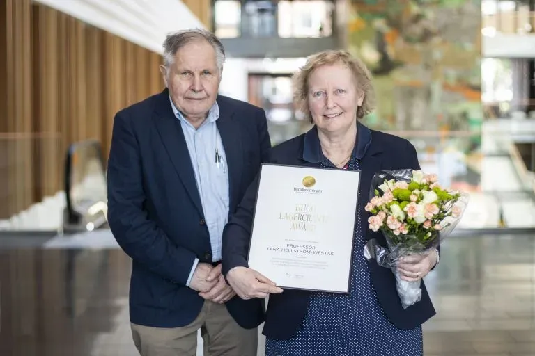 en äldre herre och en äldre kvinna
