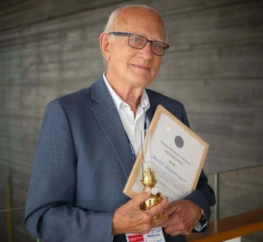 Forskare med diplom i handen