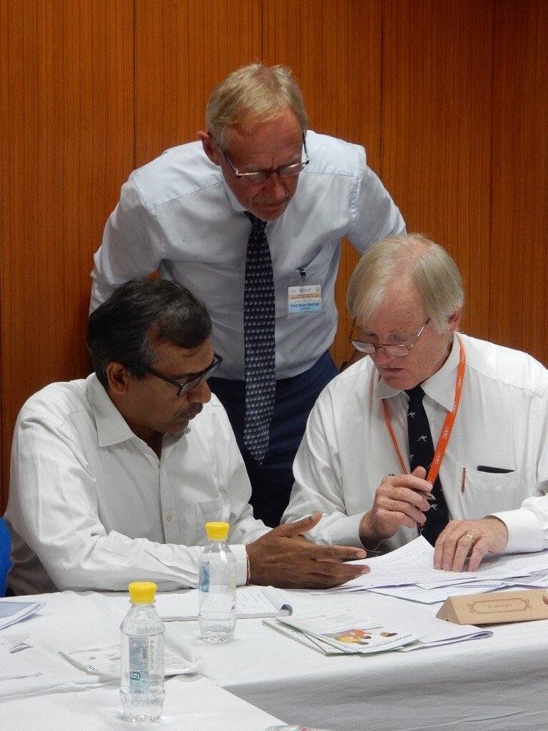KI-forskarna Björn Westrup och Nils Bergman tillsammans med WHO-forskaren Rajiv Bahl
