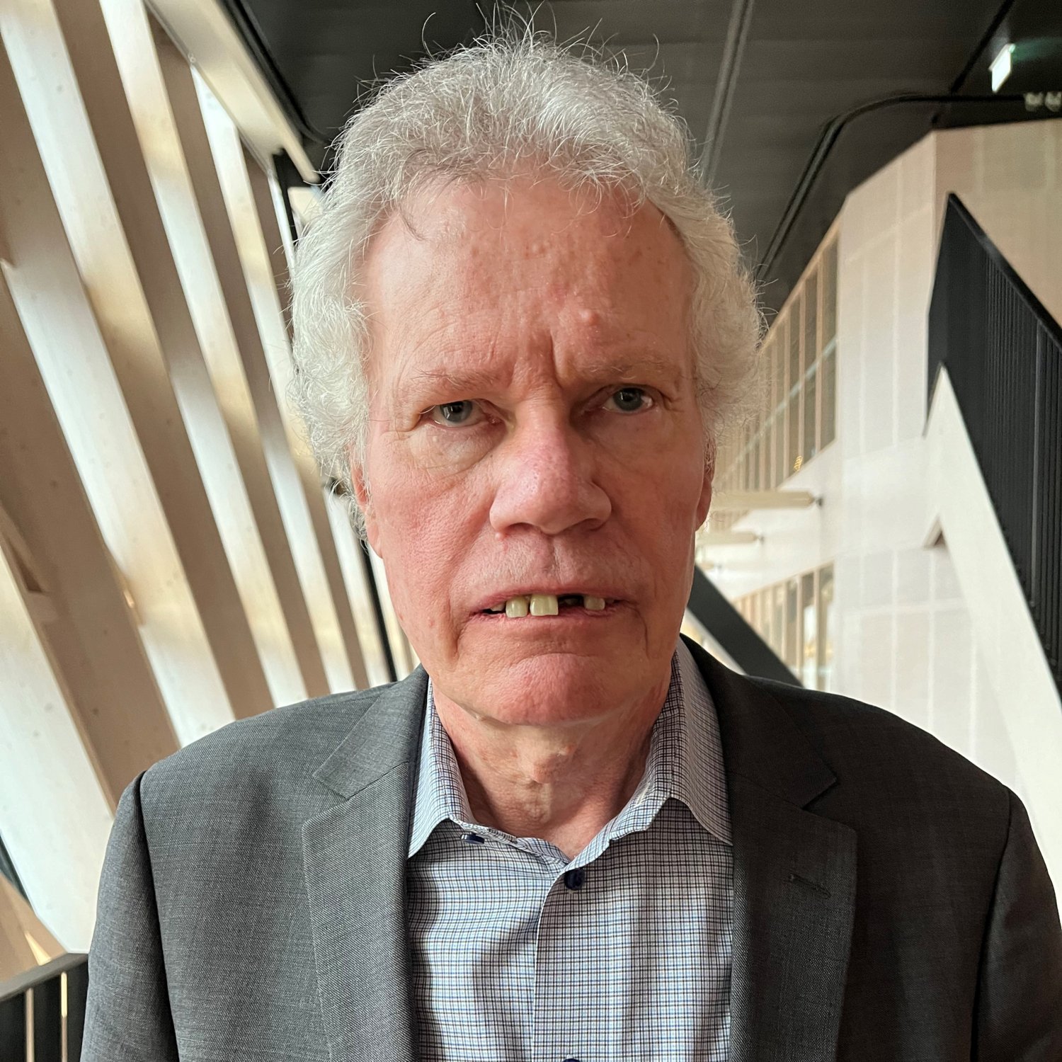 Professor emeritus Björn Klinge bärandes en konstgjord tandprotes. Foto: Ola Danielsson.