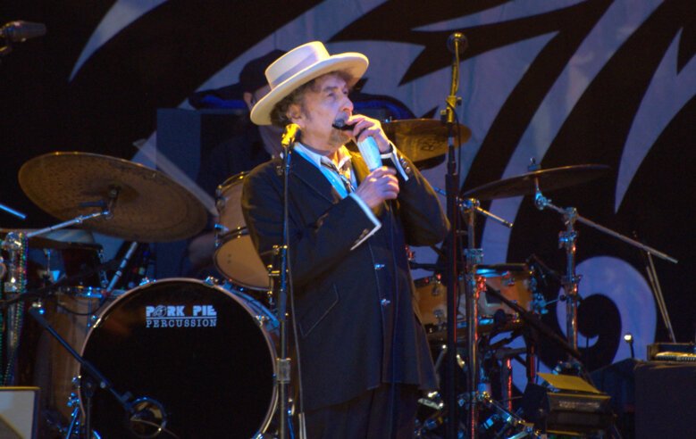 Bob Dylan spelar på en scen.