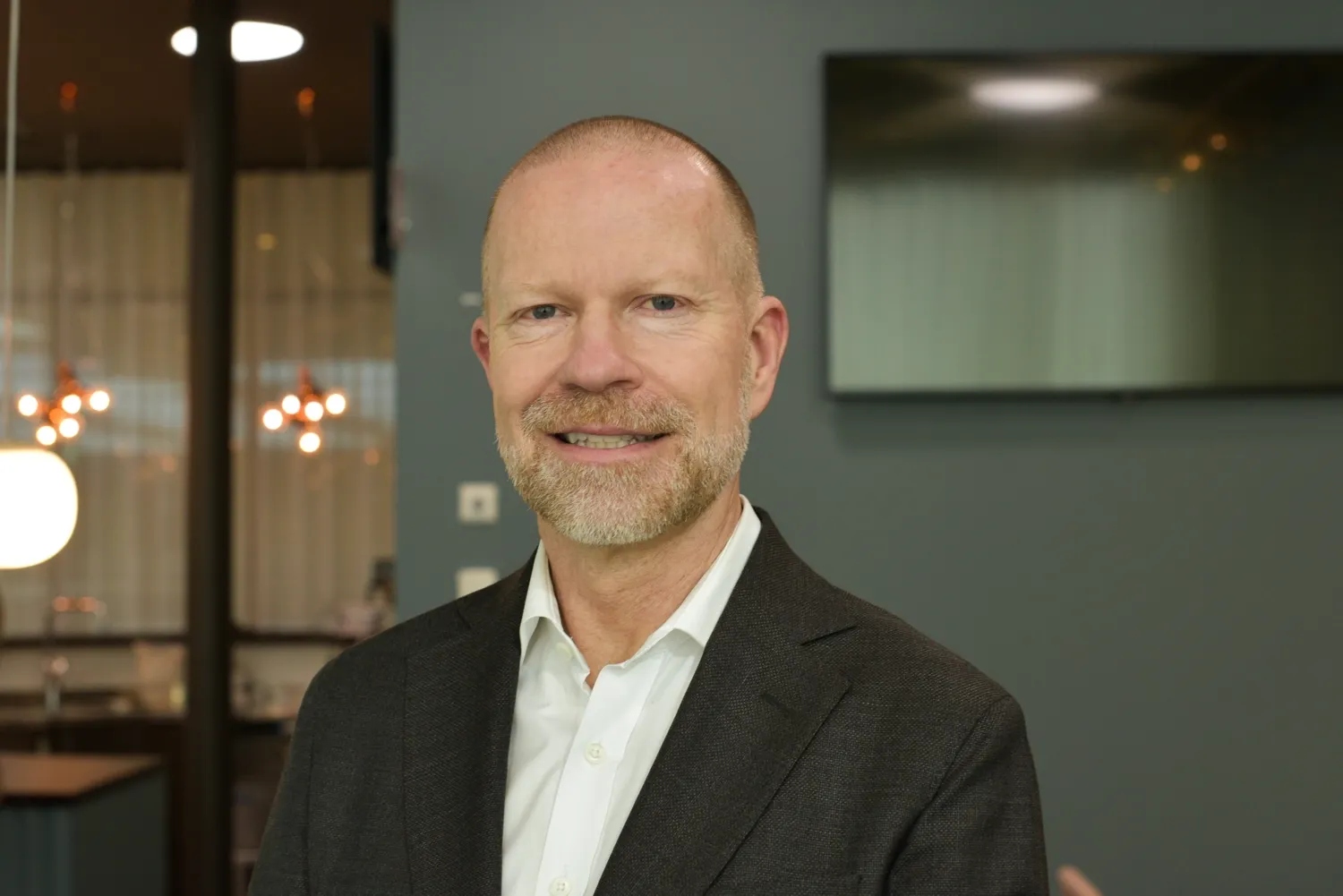 Brian Hodges ler in mot kameran