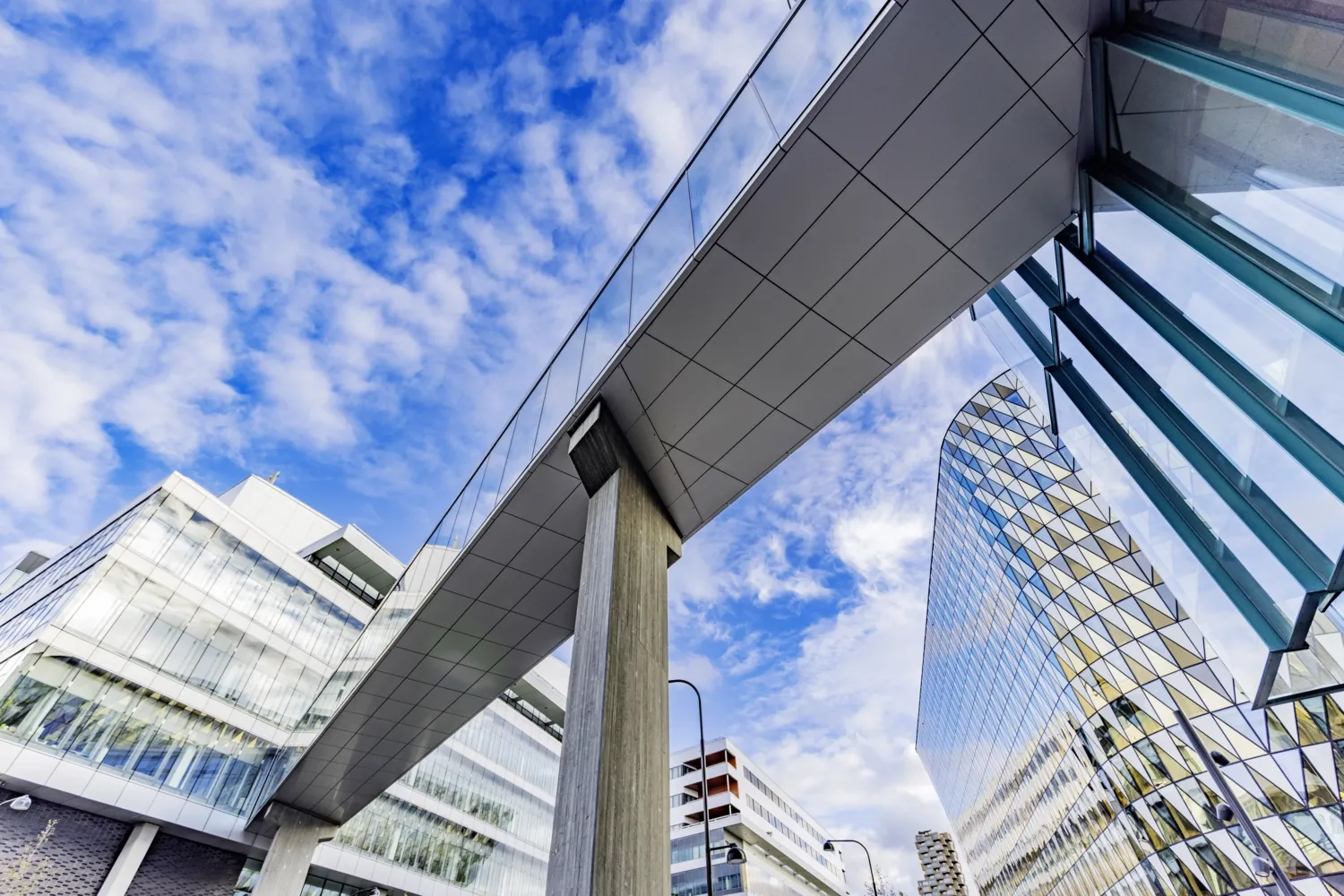 Aula Medica och Biomedicum på KI med bro över till Karolinska Universitetssjukhuset