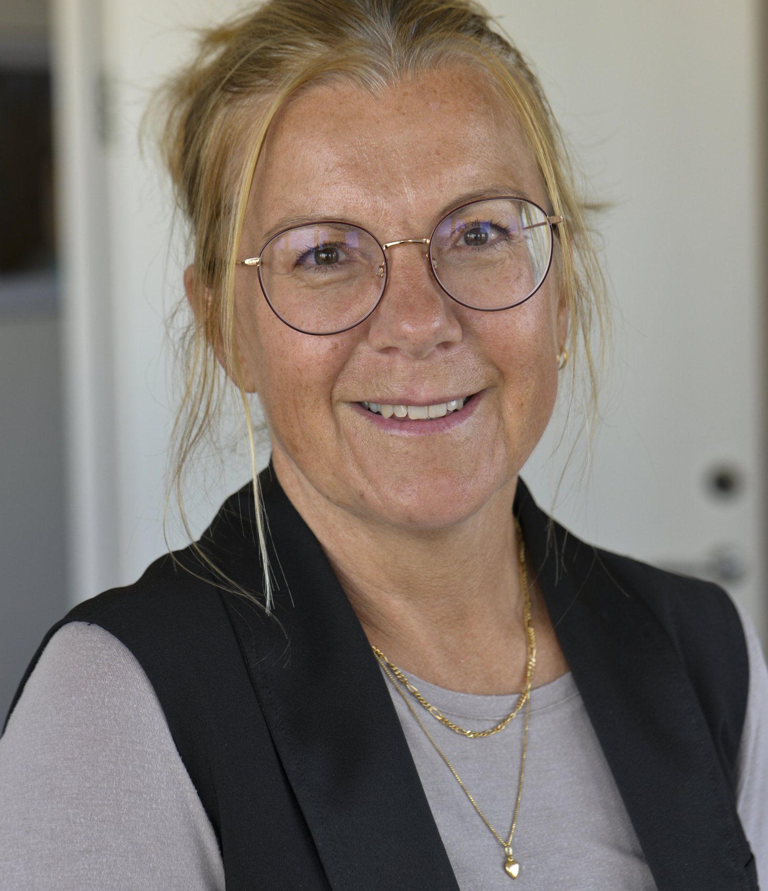 Porträtt av kvinna i svart kavaj.