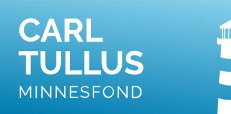 Logga för Carl Tullus Minnesfond. Namnet står i vitt på blå bakgrund och en grafisk ikon av en fyr syns i högra hörnet.