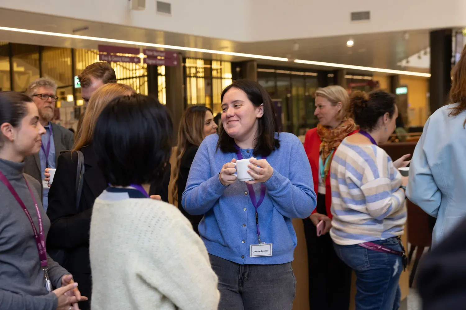 Deltagare minglar och samtalar under ett evenemang på Karolinska Institutet.