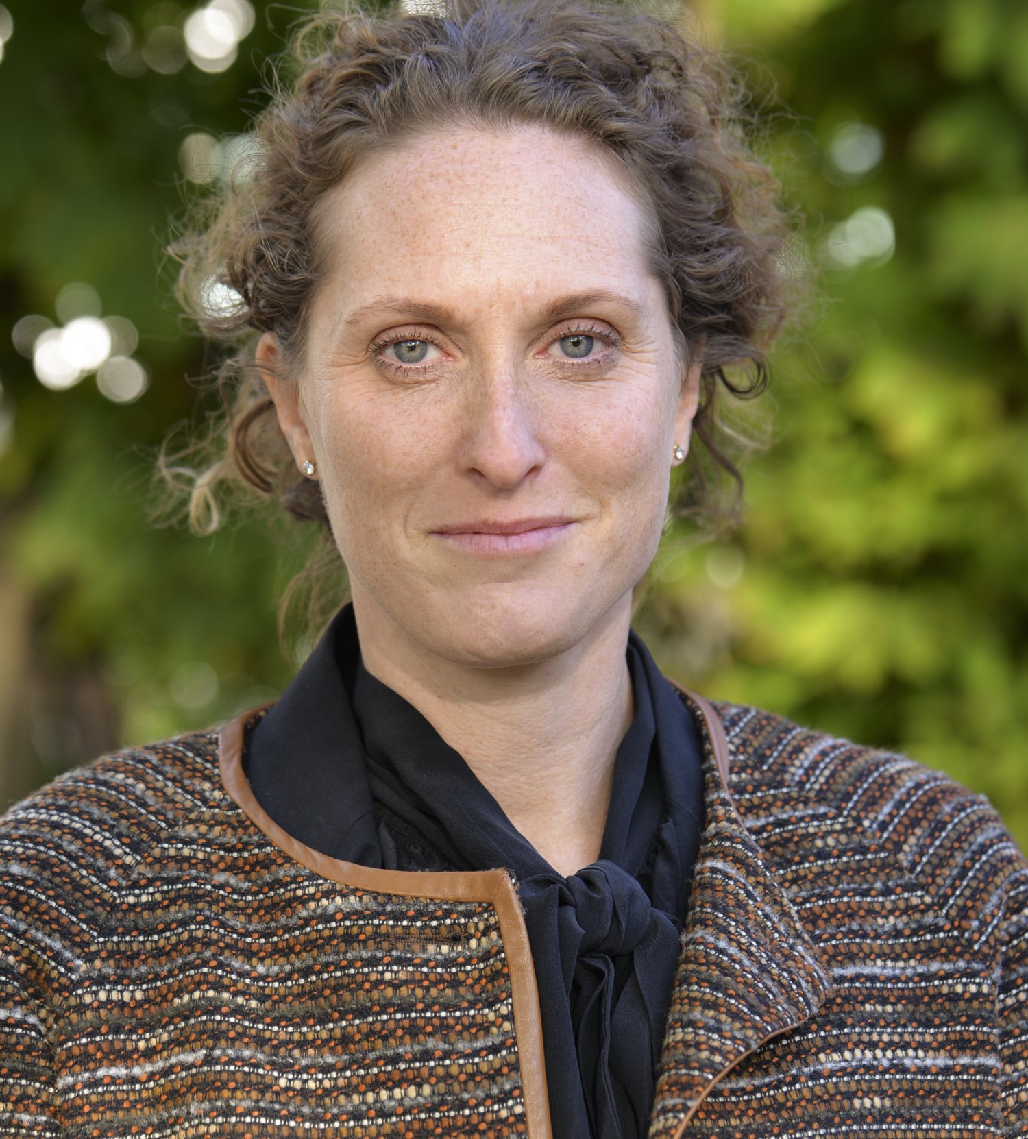 Porträtt av kvinna i kofta.