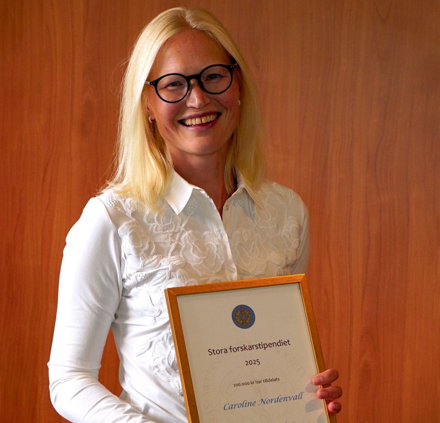 Porträtt av forskare med diplom i handen